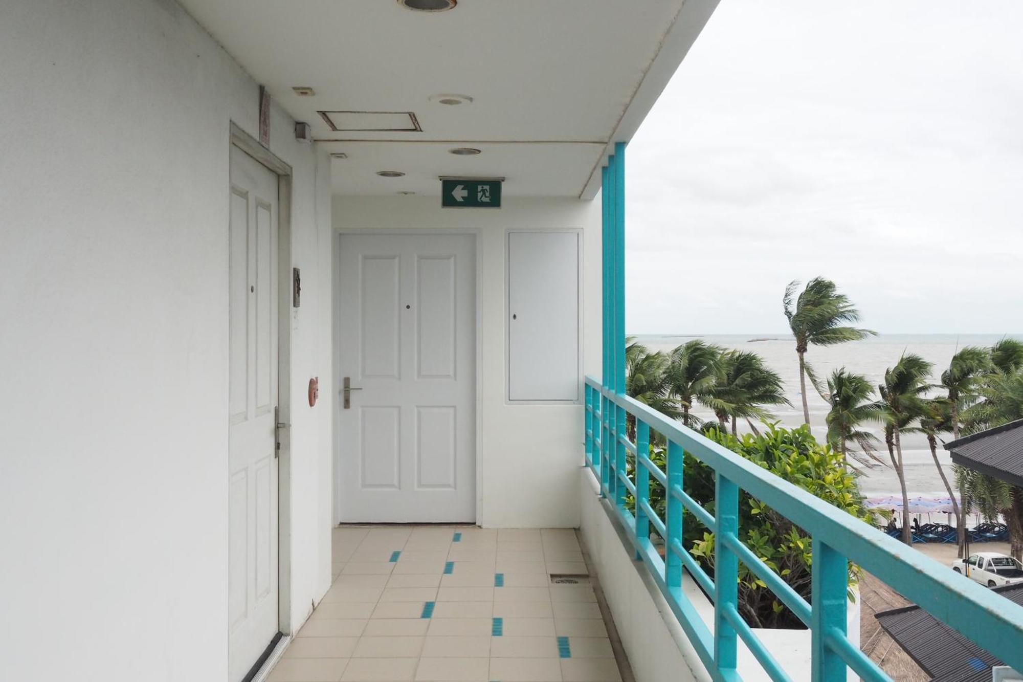 The Beach Bangsaen By Thanthita Next To Wonnapa Beach Free Disney Plus Buitenkant foto